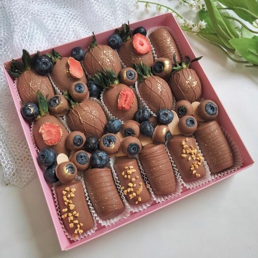 Микс клубники, голубики и бананы в шоколаде