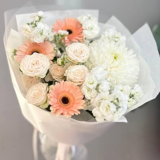 Ramo de autor / gerberas / rosas de peonía arbustivas / crisantemo / matiola fragante / Flores en Ufa