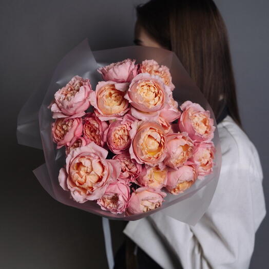 Букет кустовых роз сорта Джульетта 7 шт. в упаковке