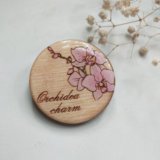 Значок из дерева и эпоксидной смолы "Очарование орхидеи"