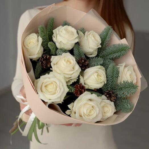 Зимний букет с белыми розами и шишками