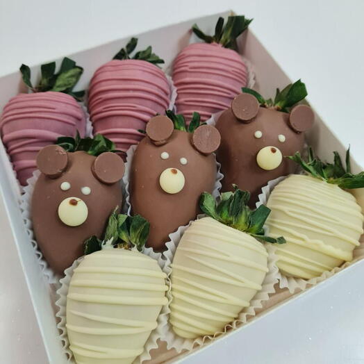 Strawberry chocolate with teddy bear pattern