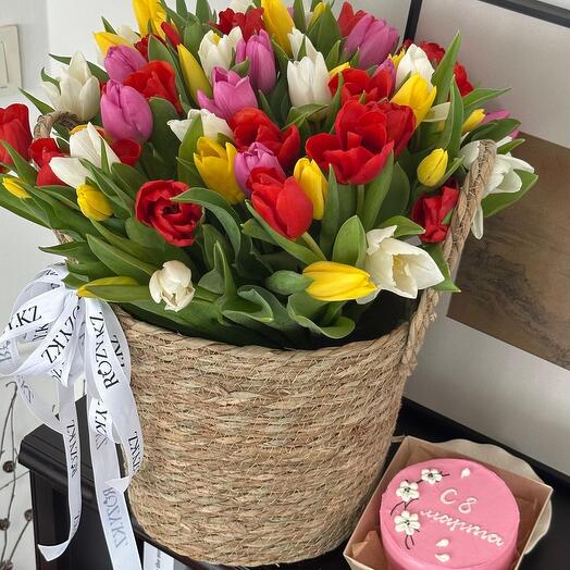 Комбо из ротанговой корзины 75 микс тюльпанов и бенто тортика «С 8Марта»