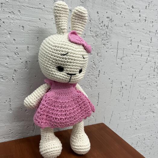 Вязаная игрушка «зайчик в розовом платье»