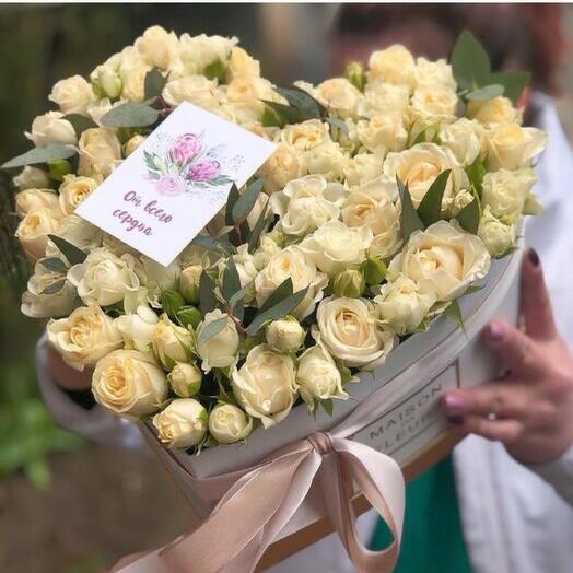 Сердце с белыми кустовыми розами