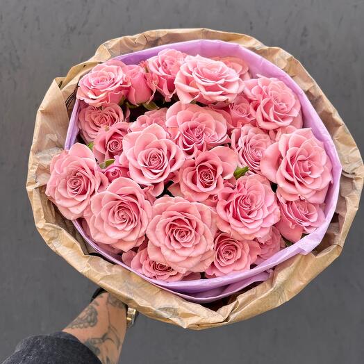 Букет из нежно-розовых кустовых роз в крафтовой упаковке "Жемчужина"
