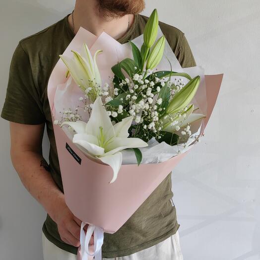 Букет из лилии и гипсофилы в упаковке