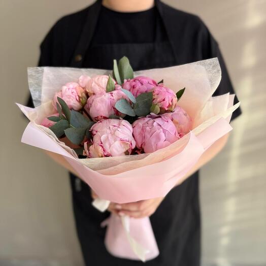 Bouquet 042 (букет из пионов эвкалиптом)