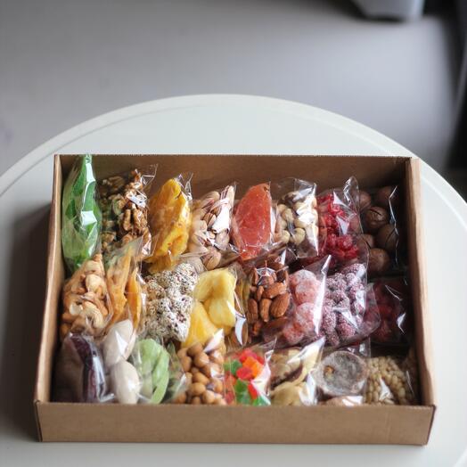 Подарочный набор орехов и сухофруктов 1200 гр