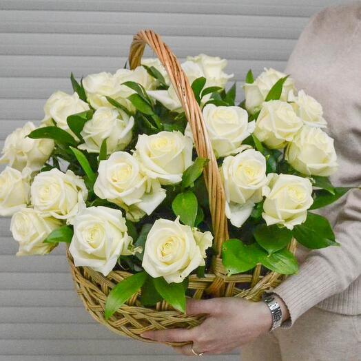 Корзина с белоснежными розами