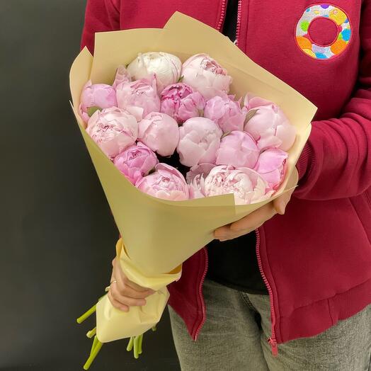 Букет из 15 пионов розовые