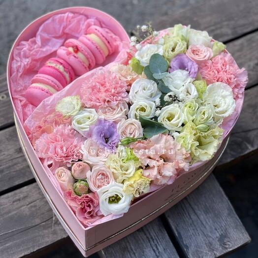 Цветы с макарон в боксе сердце Pink