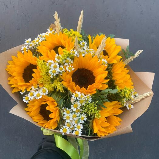 Bouquet with sunflowers, daisies and solidago "Summer Tango"