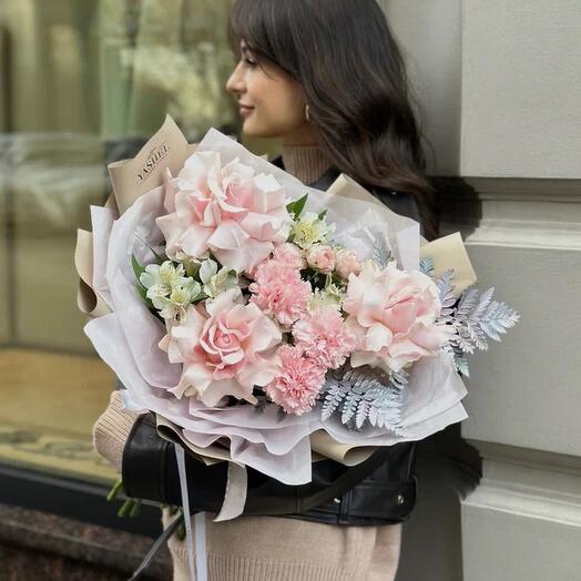 Ramo de flores con rosas caladas Rosa Mondial
