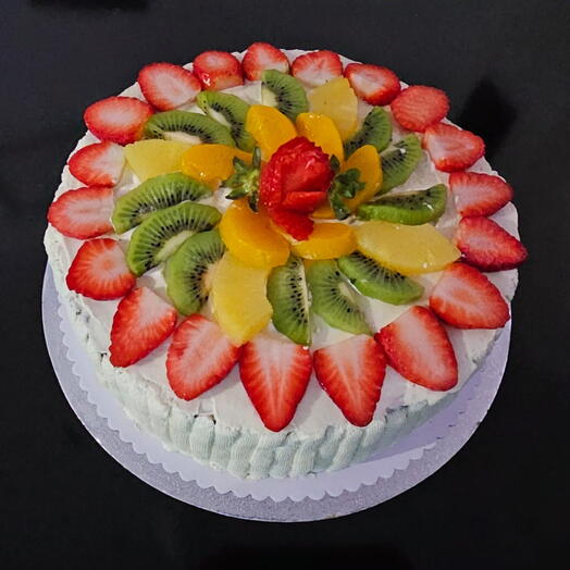 Pastel de chocolate con chantilli y fruta