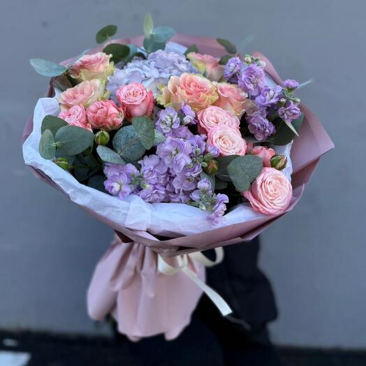 Designer bouquet with matiola