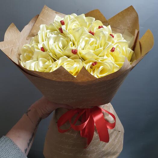 Букет из 17 атласных роз