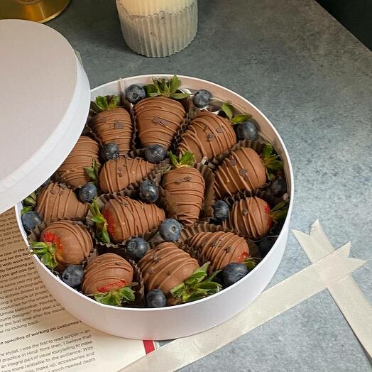 Клубника в шоколаде и голубика (13-15🍓) Подарок близким
