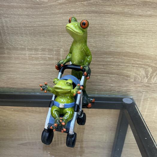 Мамочка лягушка с малышом в коляске