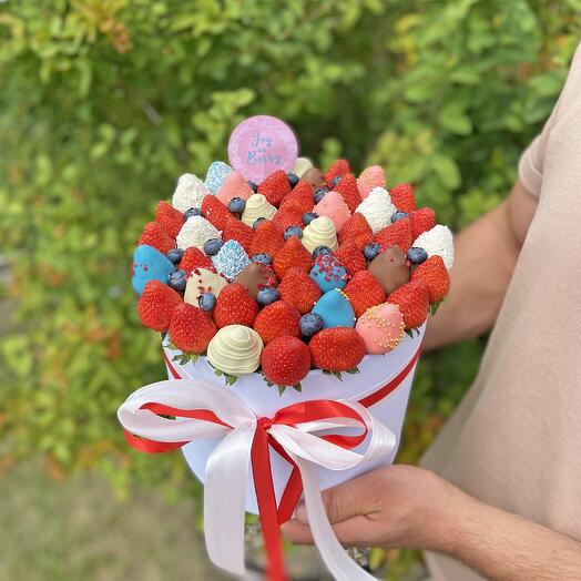 Шляпная клубничная коробка с голубикой