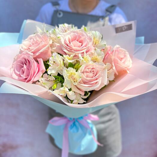 Delicate bouquet of roses and alstroemeria