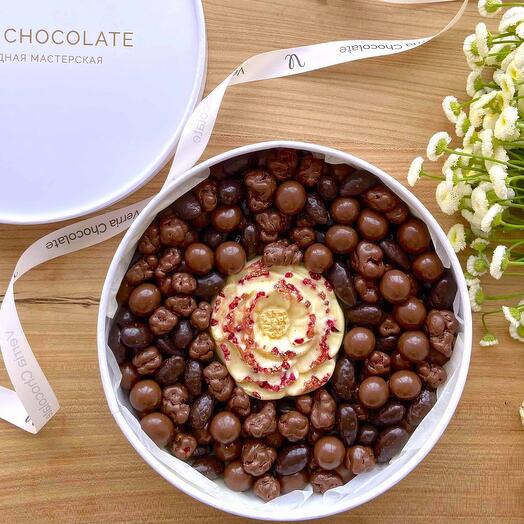 Набір драже з фундука, мигдалю і сублімованої полуниці в шоколаді "Півонія"