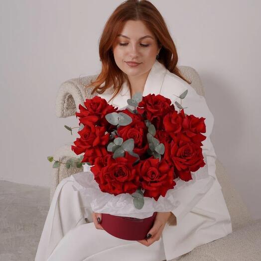 Ажурные красные розы в коробке