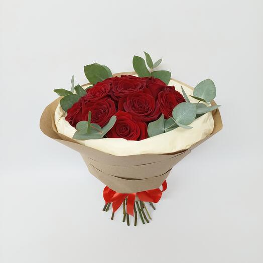 Bouquet of 15 roses with eucalyptus in craft