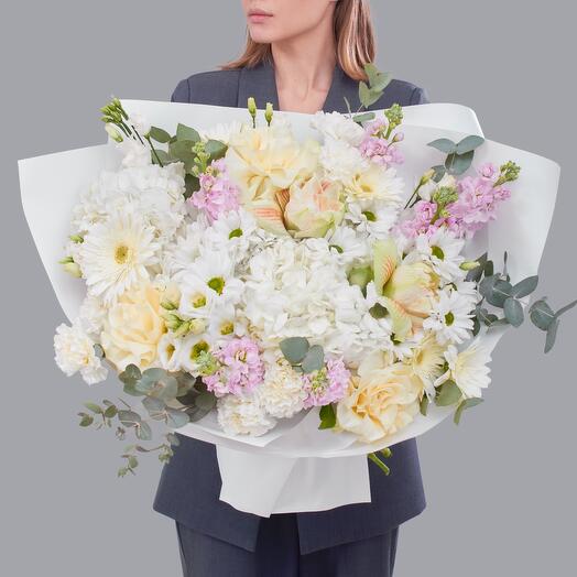 Большой белый букет из Амариллисов, французских Роз, ароматной маттиолы и эустом