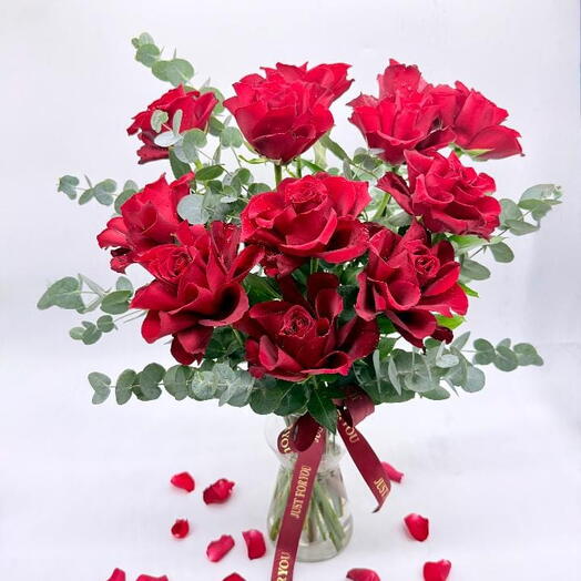 12 Red Rose In a Vase