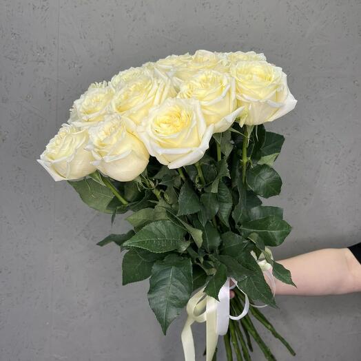 Букет под атласную ленту из 15 роз сорта Candle Light