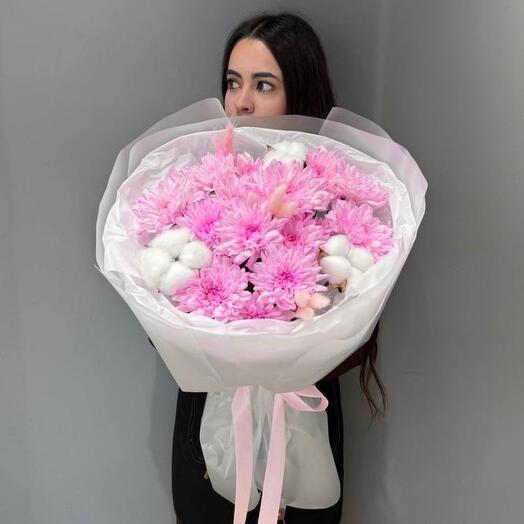 Нежный букет из кустовых хризантем и хлопка