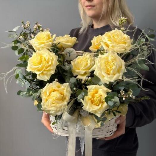 Корзина с розами