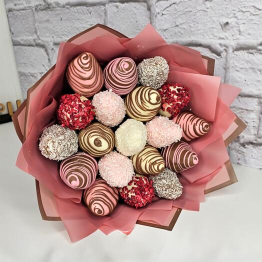 Букет из 19 клубник в белом и молочном бельгийском шоколаде: сладкий подарок ручной работы арт. 4014