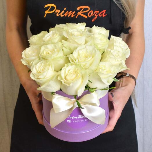 15 Mondiale roses in a hatbox