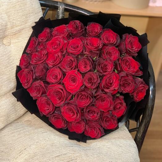 39 rosas rojas en paquete negro