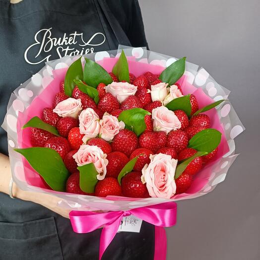 Bouquet of strawberries and roses