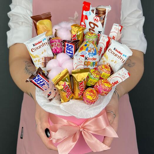 Композиция в коробке. Конфеты KINDER, шоколадные батончики, чупа-чупс и розовый Хлопок (S)