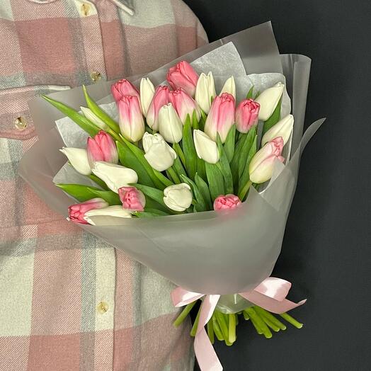 Белые и розовые тюльпаны 25 шт