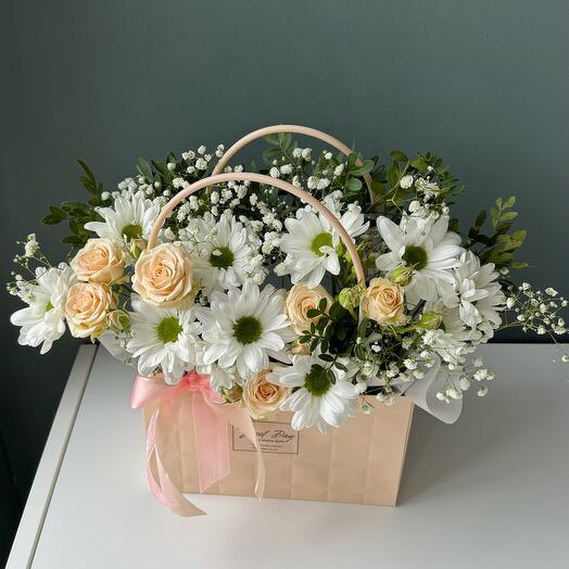Цветочная сумочка с нежной кустовой розой на день семьи 🌼