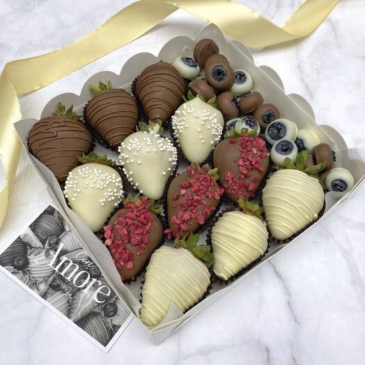 Набор клубника и голубика в шоколаде на день рождение