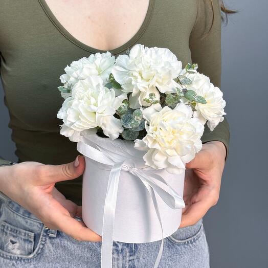 Композиция из диантусов и эвкалипта в шляпной коробке. Букет 153 Florish