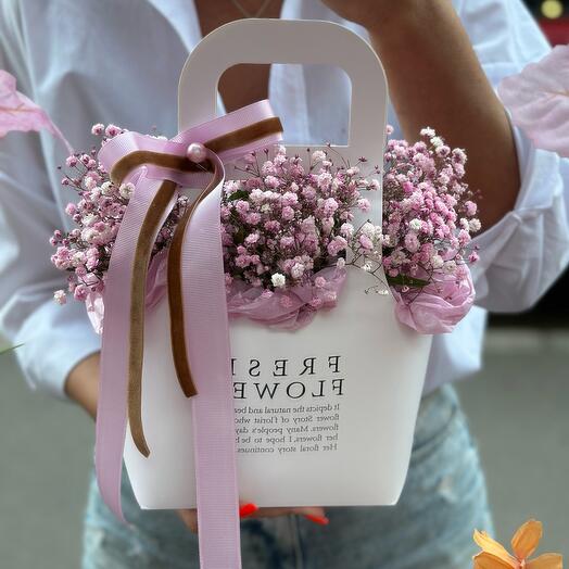 Композиция из Гипсофилы в крафтовой сумке