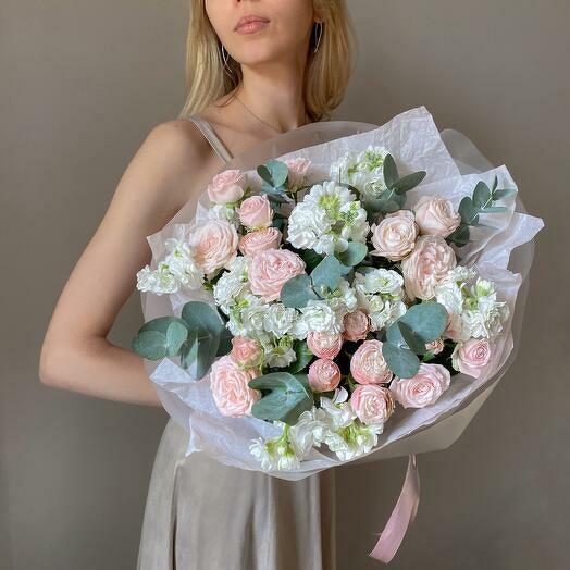 Stylish Bouquet of Spray Roses and Matthiola