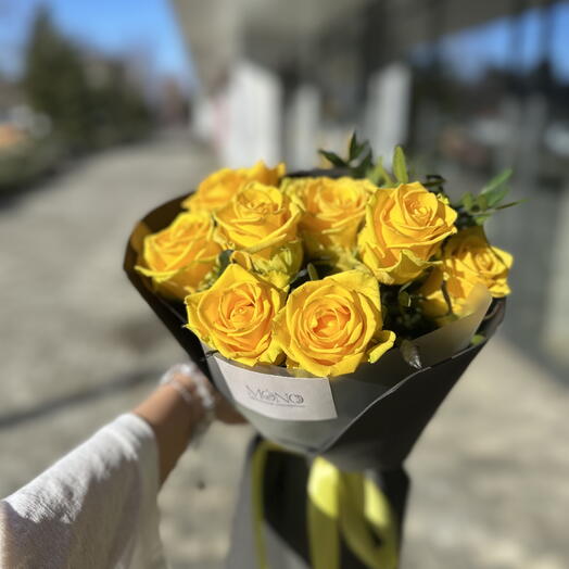 9 одноголовых желтых роз