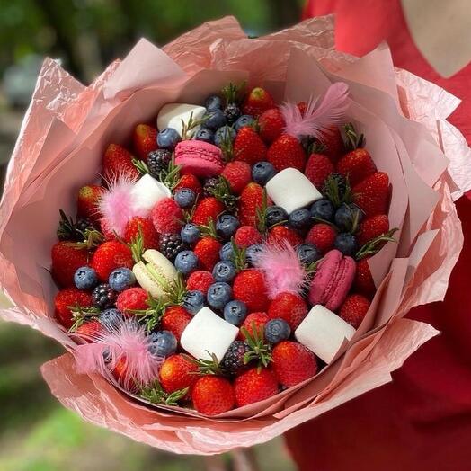 Букет из ягод с маршмэлоу «Love is