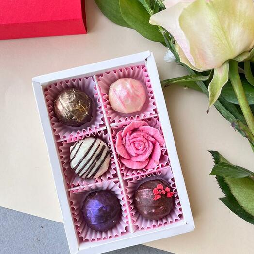 Ассорти трюфелей 6 штук с шоколадным цветком - подарок женщинам