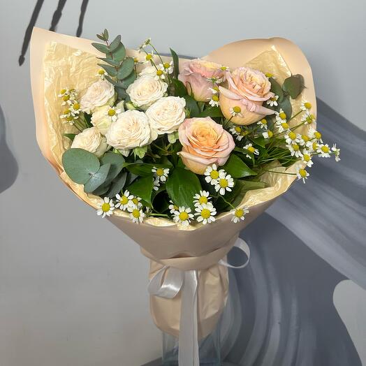 Ramo de rosas y eucaliptos "elegancia de Verano"