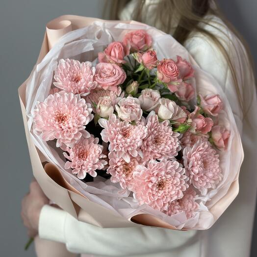 Ramo de crisantemos varietales y rosas arbustivas