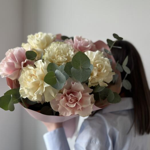 Букет из французских роз с эвкалиптом